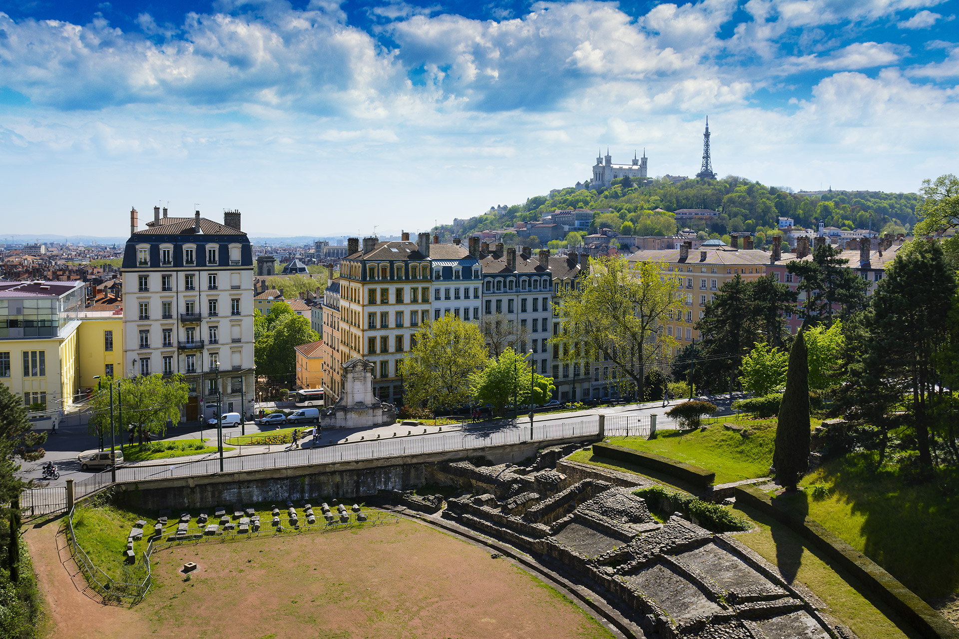 Amphitheater_and_Fourviere_basilica_at_Lyon_city_credit-gael-fontaine_1920