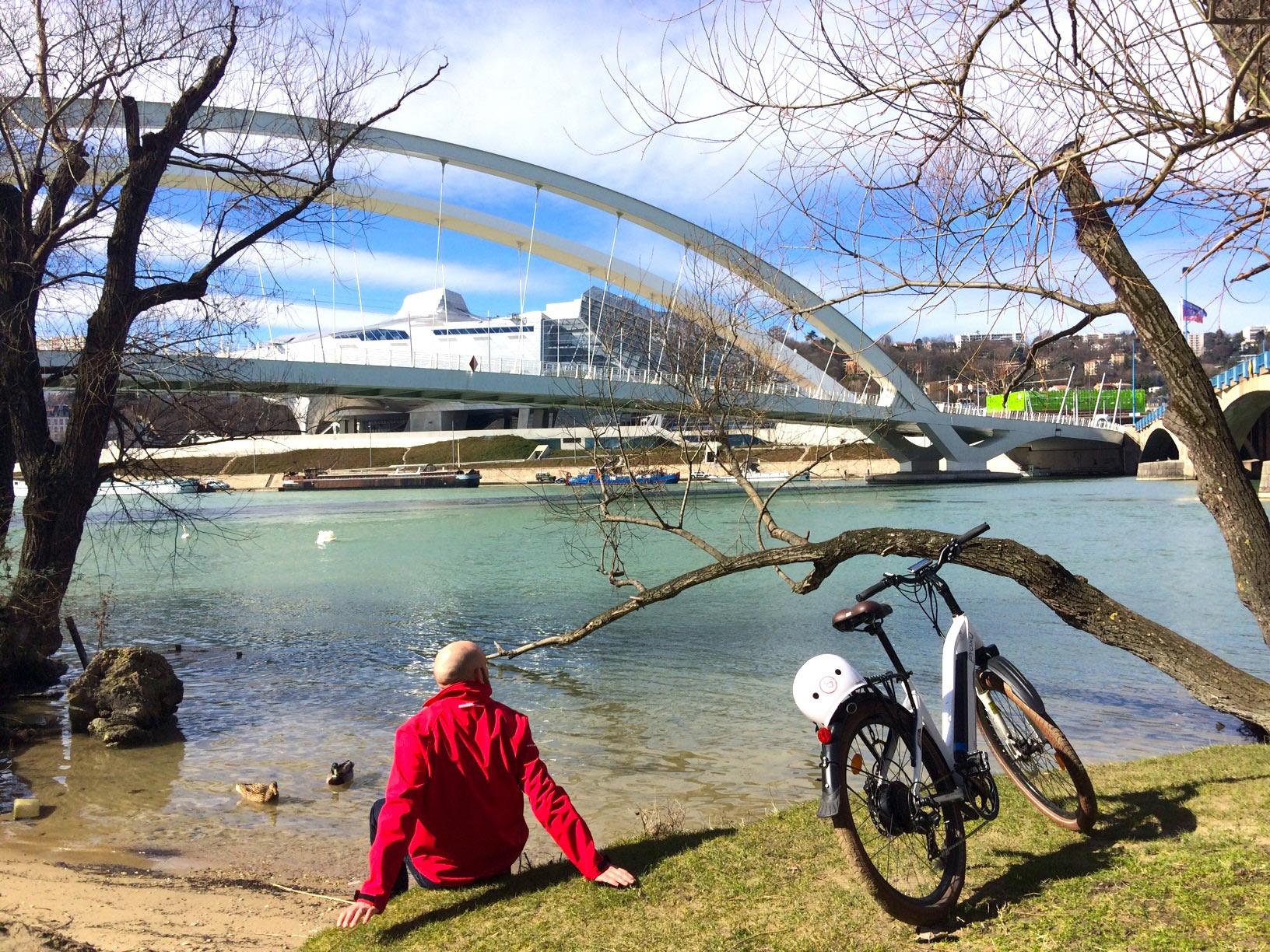 Balade &agrave; v&eacute;lo &eacute;lectrique by Comhic face &agrave; la Confluence &copy; Comhic