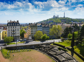 Amphitheater_and_Fourviere_basilica_at_Lyon_city_credit-gael-fontaine_1920