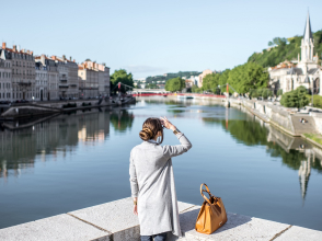 Femme regardant la Saône - credit Ross Helen - shutterstock