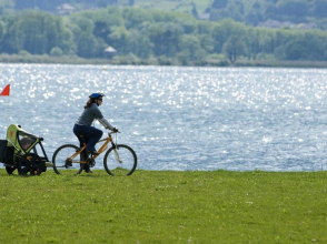 Balade familiale en v&eacute;lo sur les nouveaux am&eacute;nagements du lac du Bourget Savoie &copy; RA Tourisme/C. Martelet